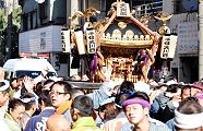 雄叫び発する担ぎ手達。'13.01.01.