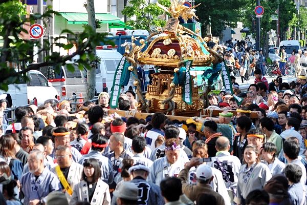 東本通り交差点を巡行の埼輿連神輿。'13.04.28.