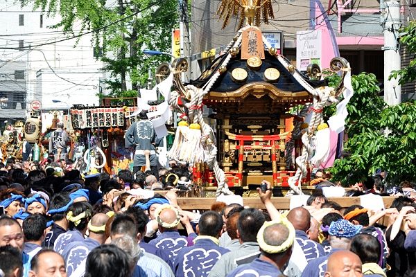 三角公園から赤羽駅東口へ巡行。'13.04.28.