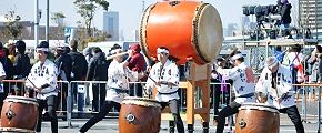 神輿とランナーを太鼓が鼓舞する。'13.02.24.
