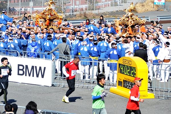 二基の神輿に担ぎ止めの木が入る。'13.02.24.