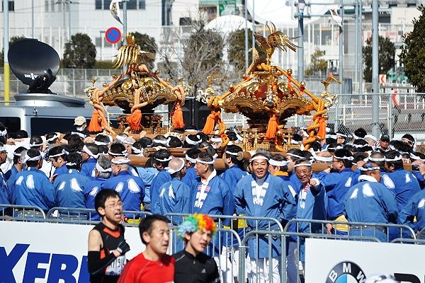 演舞場で激しい神輿揉みを繰り返す。'13.02.24.