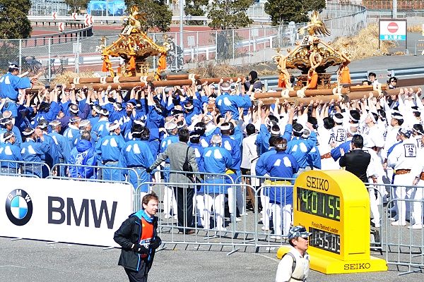 二基揃って神輿揉み最後の差し上げ。'13.02.24.