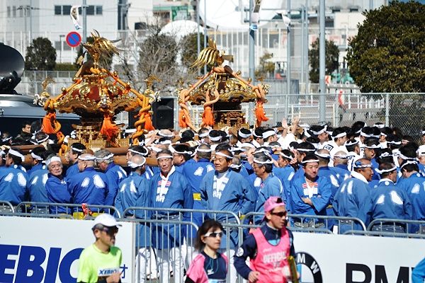 富岡八幡神輿がビックサイトでランナー応援。'13.02.24.