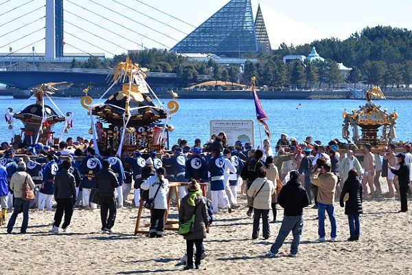 金沢八景海の公園で三基の寒中練成渡御。`13.02.24.