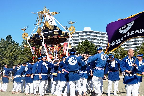 湘南連合はお揃いの半纏で担ぐ。`13.02.24.