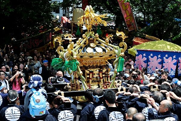 殿の新三は延軒屋根の台座二尺九寸。'13.05.26.