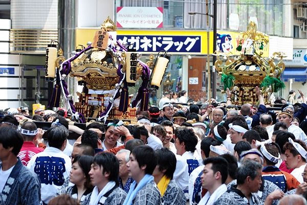 雷電と殿を勤める延軒屋根の新三町会。'13.05.26.