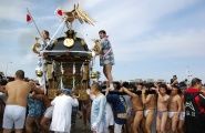 台座に金輪を打ち付け鼓舞する腰越小動会神輿。08.01.20.