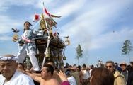 神輿乗りの新成人が担ぎ手を鼓舞する。08.01.20.