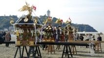 片瀬東浜の砂浜に鎮座する4基の神輿。08.01.20.