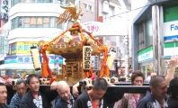小振りで黒担ぎ棒の曙神輿。07.09.23.