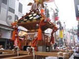 夕刻のパレードを待つ同好会神輿。07.09.23.