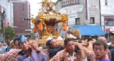 唐破風屋根が特徴の原町神輿。07.09.23.