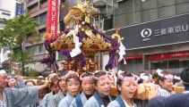 全員が粋な鉢巻で揃えた女神輿。07.09.23.