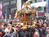 唐破風屋根に分厚い台座の御嶽神輿。07.09.23.
