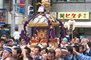 急勾配の屋根が特徴の仲町神輿。07.09.23.