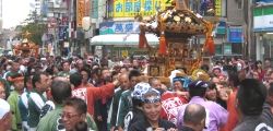 連なってふくろ祭り会場に向かう御嶽町会神輿。07.09.23.