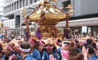 鳥居の木彫も見事な神輿。07.09.23.