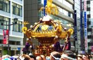 連合は茅場町2.3丁目の昭和11年建造の神輿を担ぐ。08.06.15.