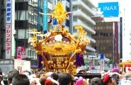 京橋2丁目東町会神輿、祭りと無縁ビル窓清掃員が清掃中。