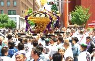 悠然と日本橋を後にする檜物町大神輿。08.06.15.