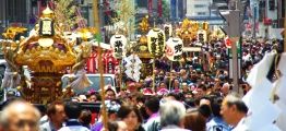 日本橋一丁目に進んできた神輿たち。08.06.15.