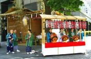 日曜早朝の銀座は静寂、お囃子だけが流れる。08.06.15.