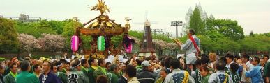 祭り神輿は和気藹々の神輿担ぎです。08.04.20.