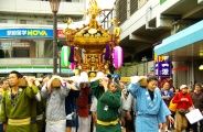 鎮座していた神輿も威勢よく担がれる。08.04.20.