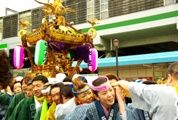 担ぎ手の女性陣も気合が入っています。08.04.20.