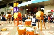 祭り雰囲気叩き出す江戸組み太鼓。08.04.20.