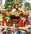 水掛に思わず眼を覆う担ぎ手の千石一町会。08.08.17.