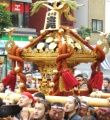 町会神輿では珍しい三つ巴紋の宮元。08.08.17.