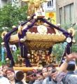 女性も威勢よく担ぐ福住町会。08.08.17.