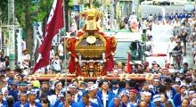 殿は深濱が大漁旗掲げ六天棒で担ぐ。08.08.17.