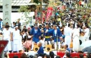 鳥居前のお祓いの御神水は神輿を待つ。08.08.17.