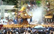 神輿を差し上げて御神水を受ける平野三町会。08.08.17.