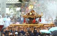 消火水も受ける三好一町会神輿。08.08.17.
