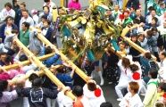 跳ね上がりしゃがみこむ。09.02.11.
