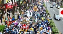 続々と明治神宮に向かう神輿の列。09.02.11.