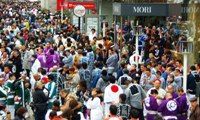 寒風もなんのその表参道に集結の担ぎ手達。09.02.11.