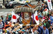 先頭の萬歳會万燈神輿。09.02.11.