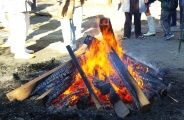 荒川の寒風冷たいと焚き火囲む。09.01.01.