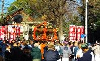 境内に入り込もうとする神輿。09.01.01.