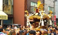 扇二は大鳥や駒札が大きい背高神輿。08.08.17.