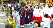 古式に則った祭礼行列。08.08.17.