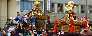 千貫神輿とすれ違う鍛冶町一丁目。09.05.10.