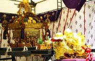 獅子頭従えての鎮座。09.05.09.