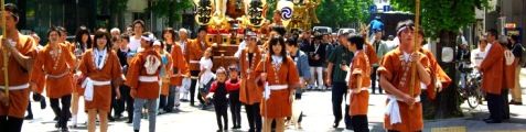 祭り衣装に身を固めた北乗物町町会の子。09.05.09.